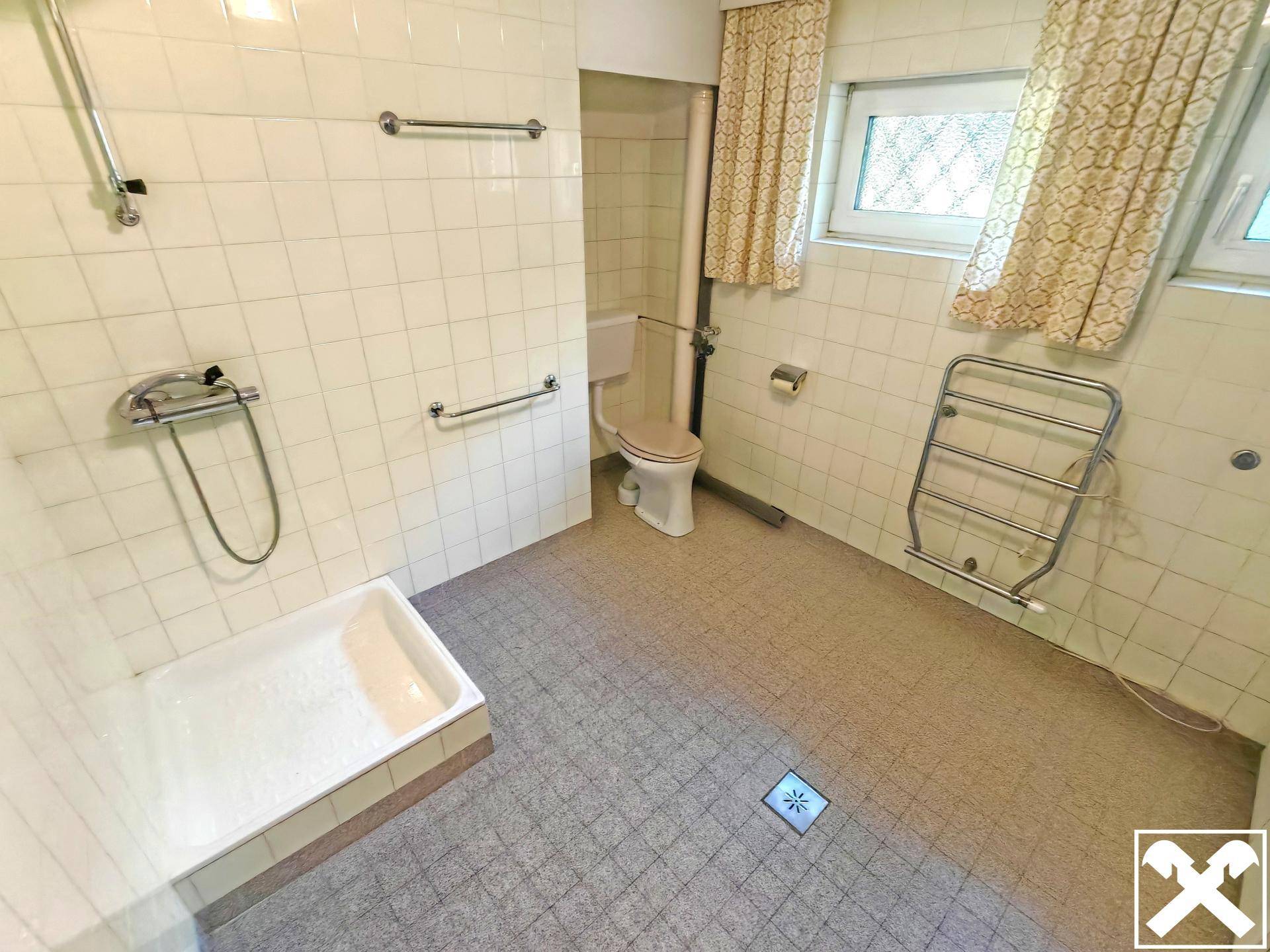 Barrierefreies Bad mit Dusche und WC (KG)