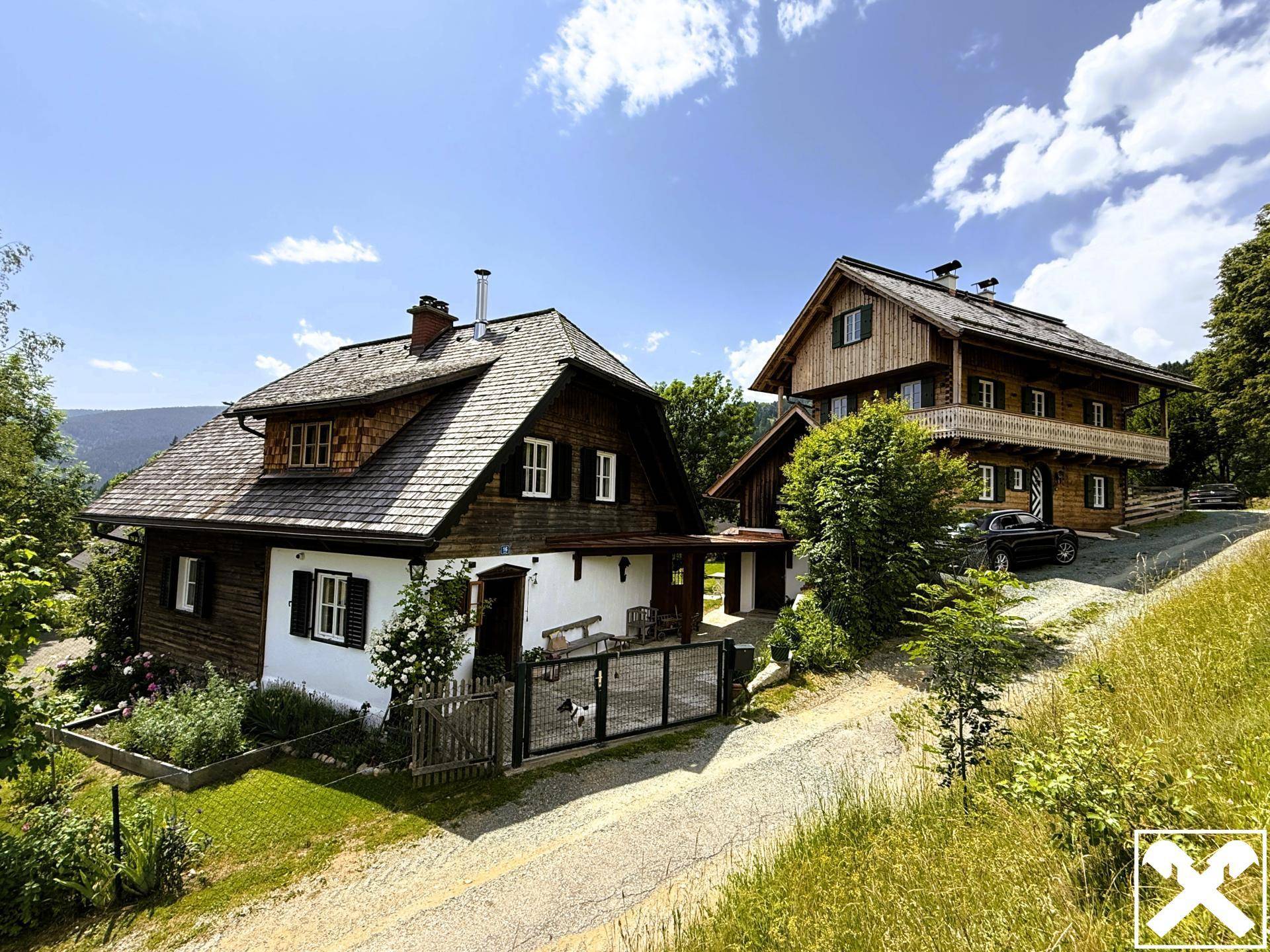 Das gesamte Ensemble mit dem Bauernhäusl