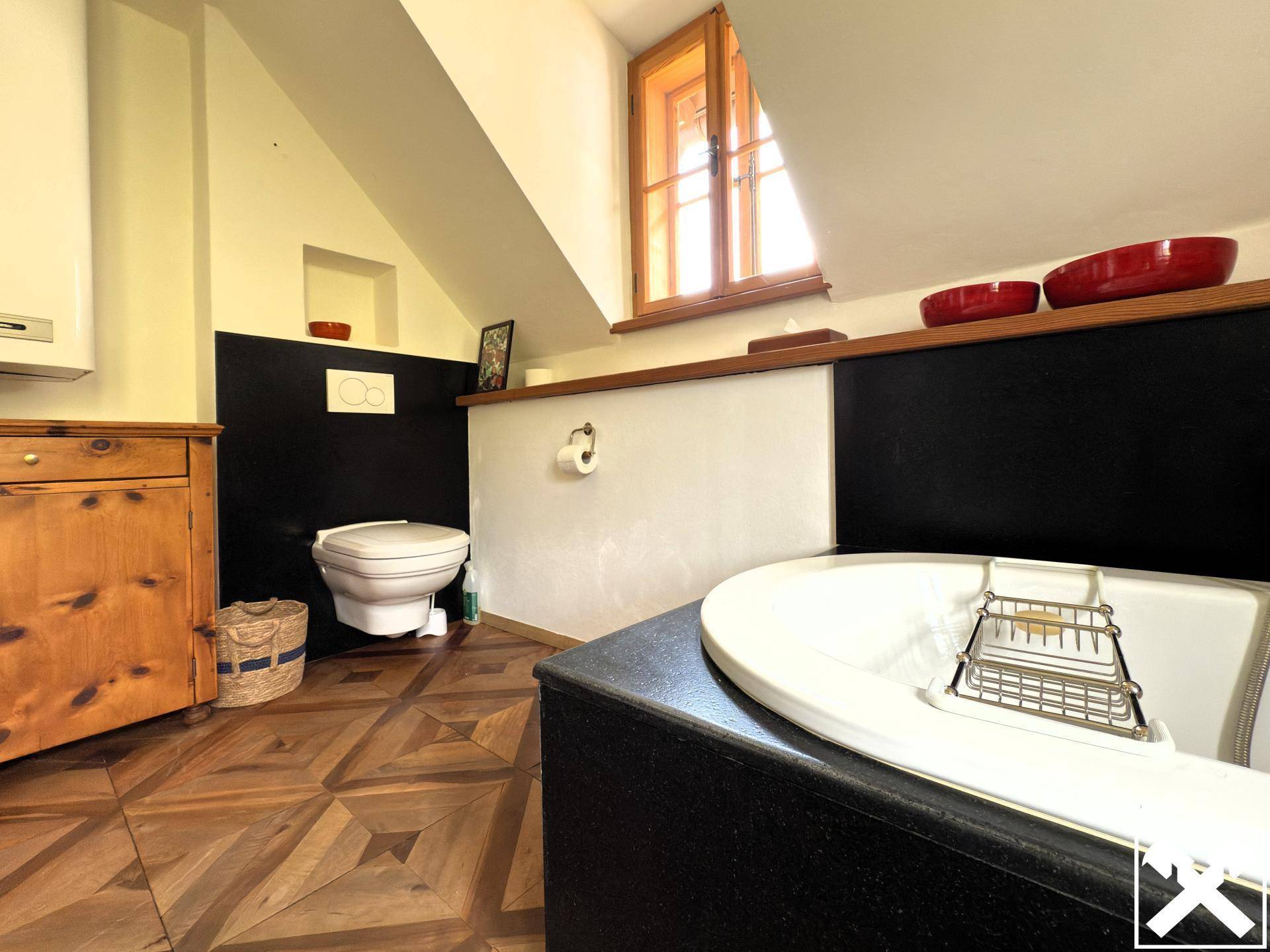 ... mit Wanne und WC