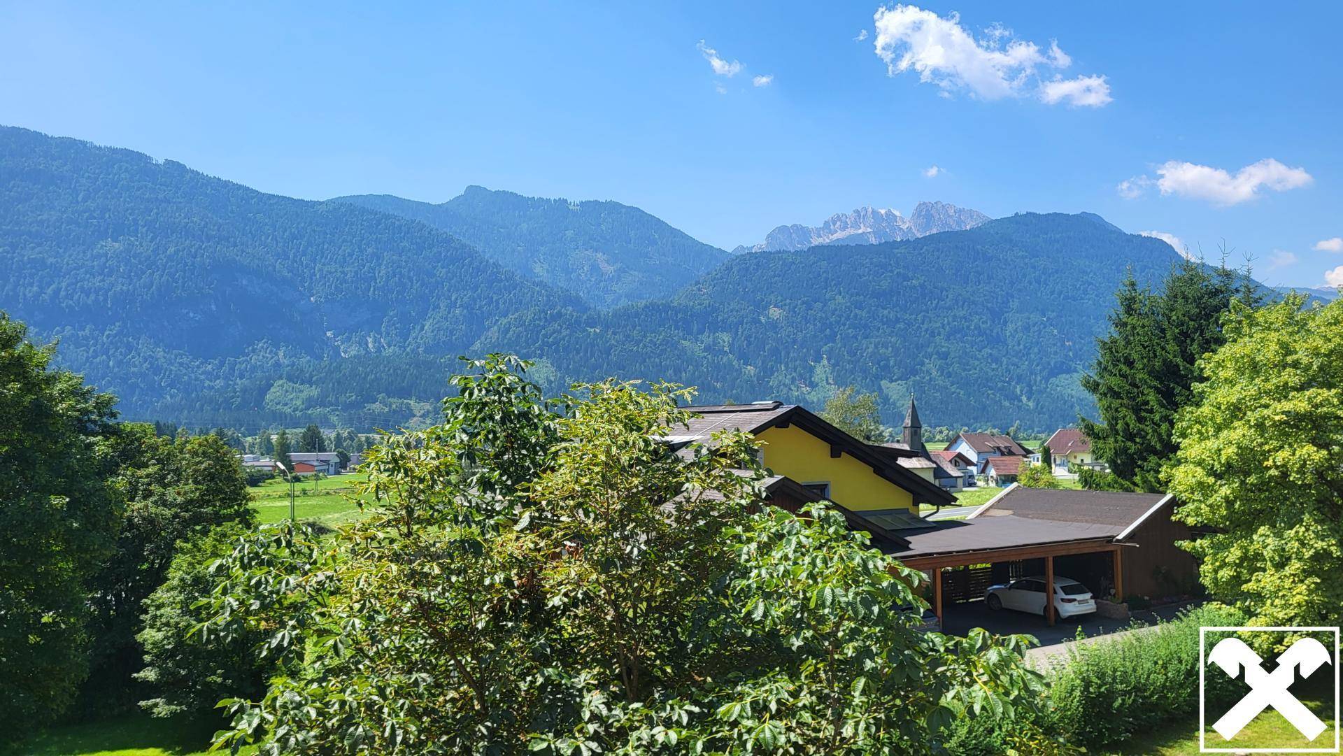 Ausblick von Balkon auf die Karnischen Alpen