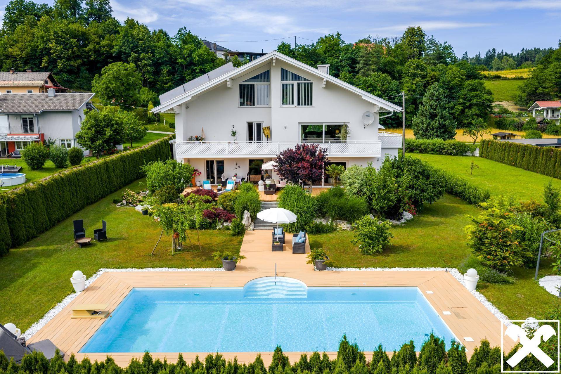 Die Südansicht mit Pool