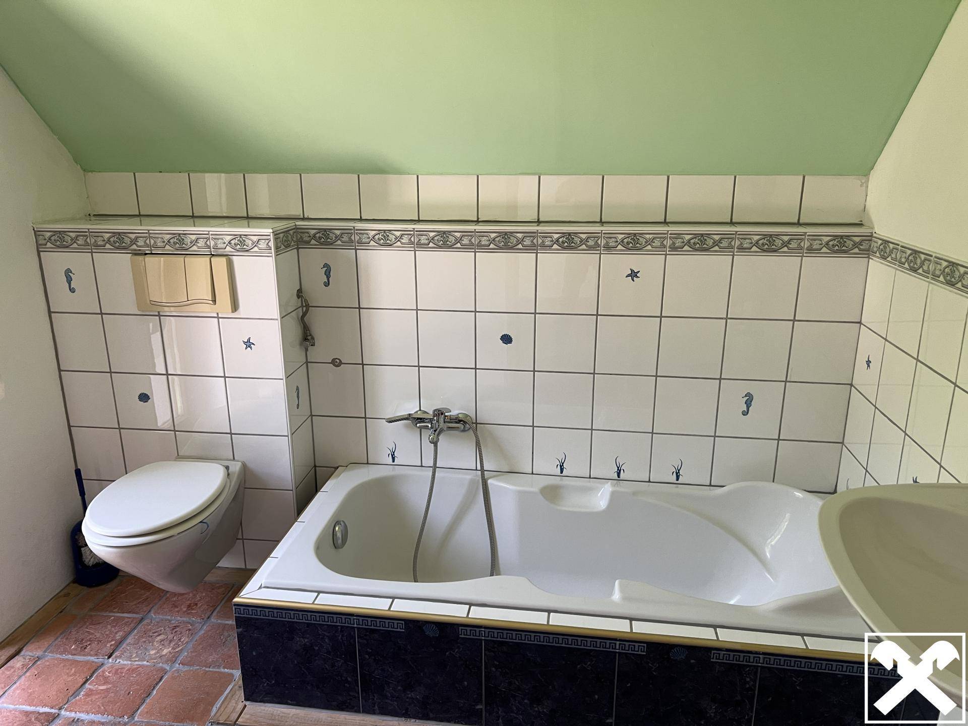 Badezimmer mit Wanne und WC, OG