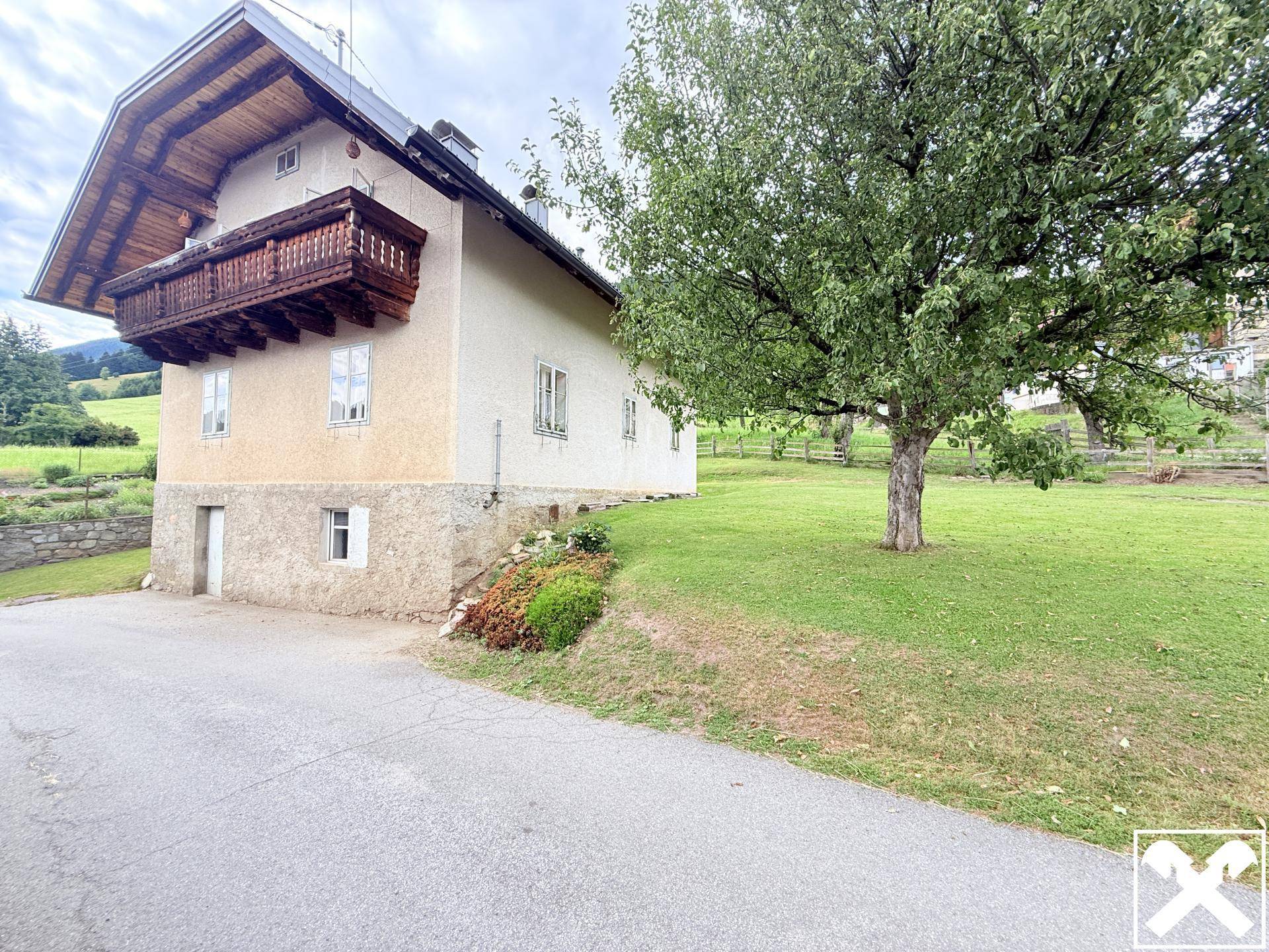 Haus außen mit hübschem Garten