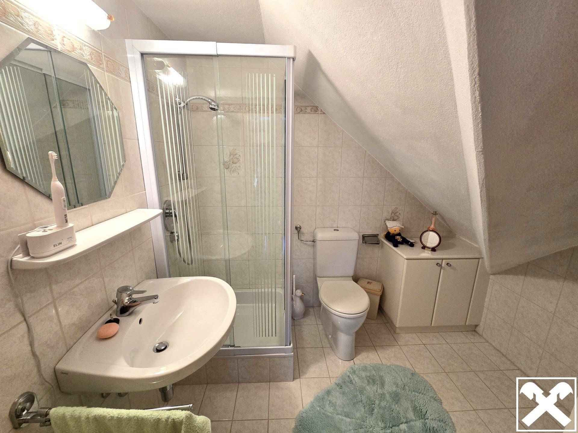 Bad mit Dusche und WC (DG)