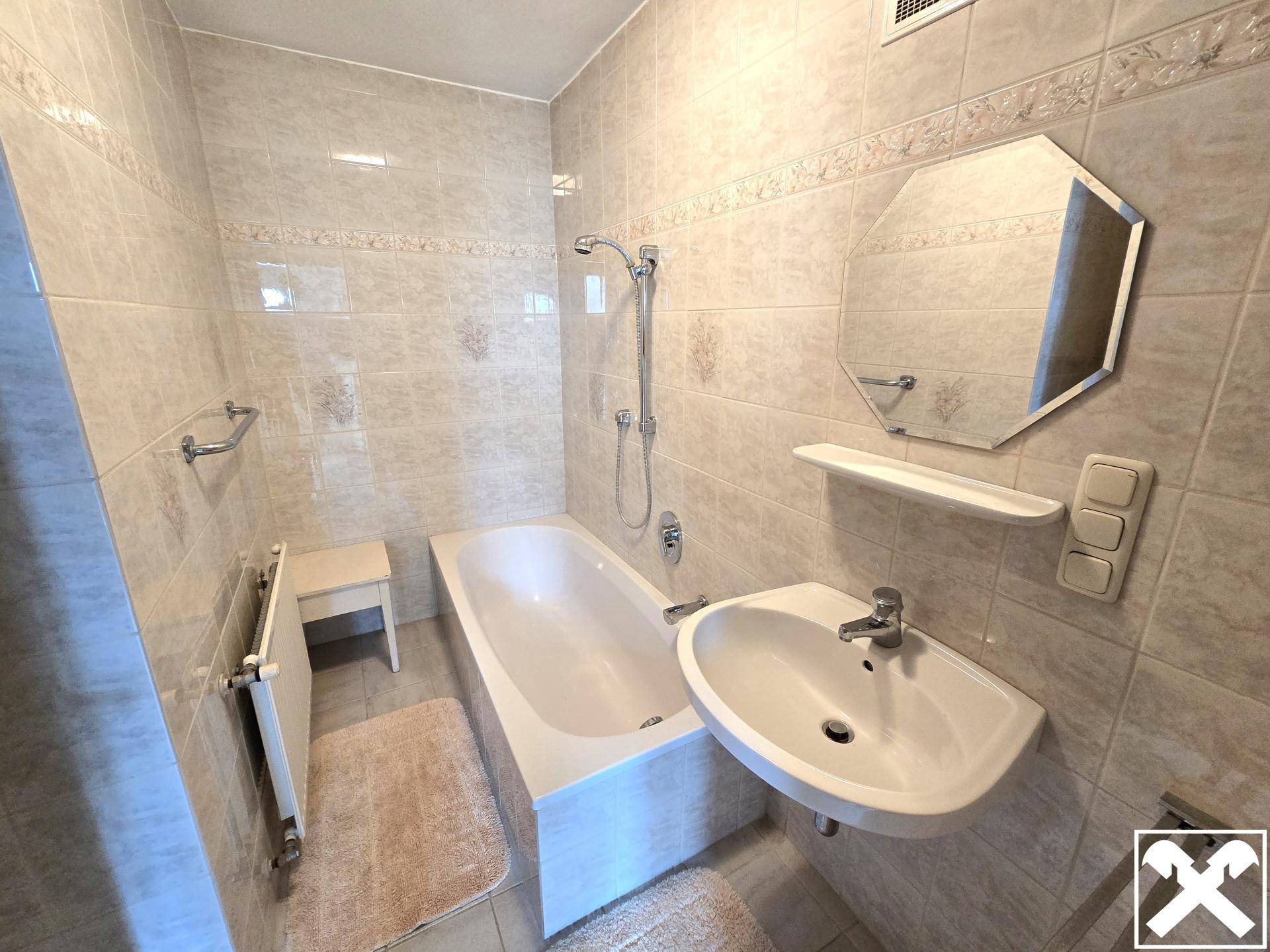 Bad mit Wanne (EG)