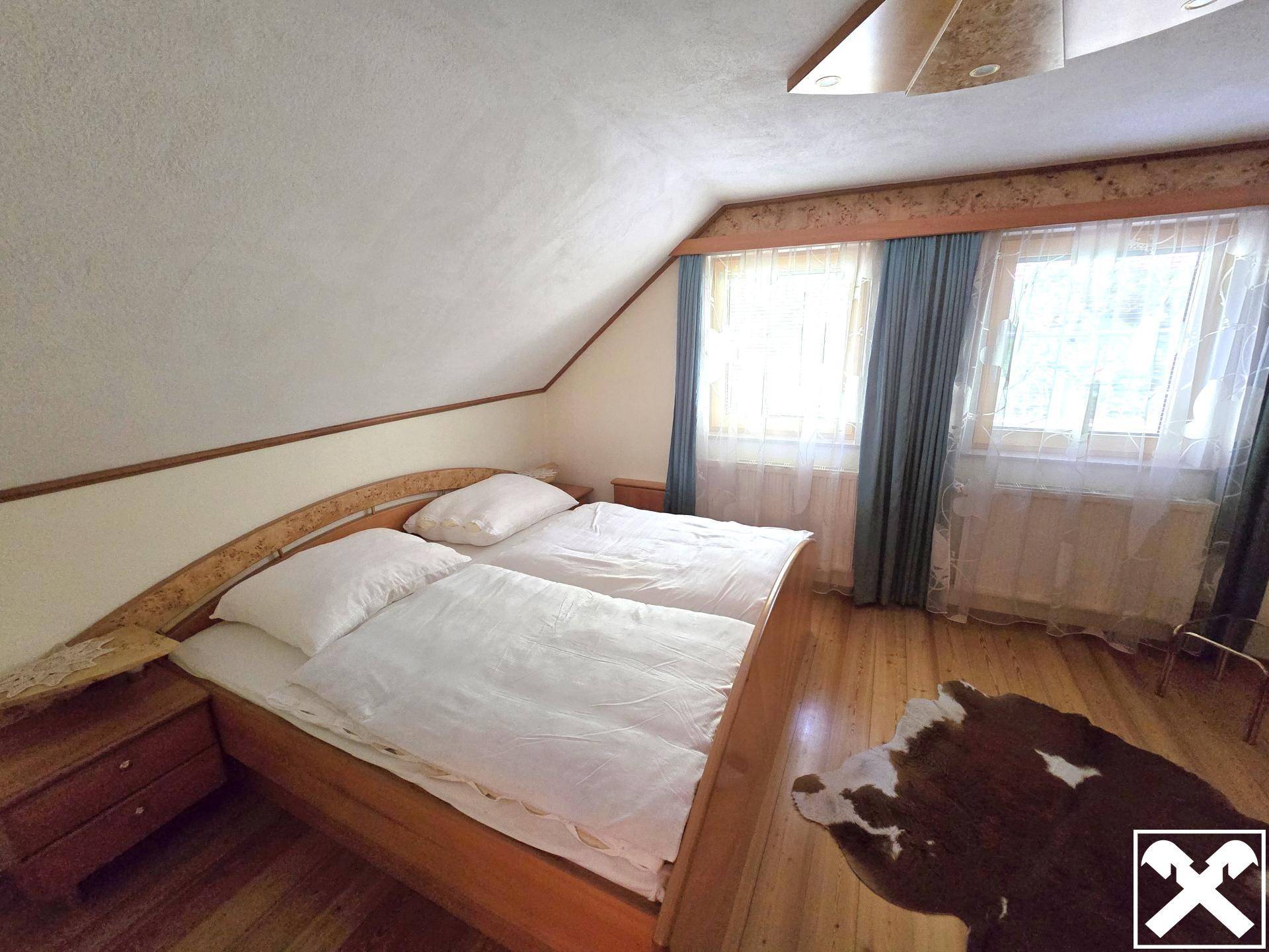 Schlafzimmer (DG)