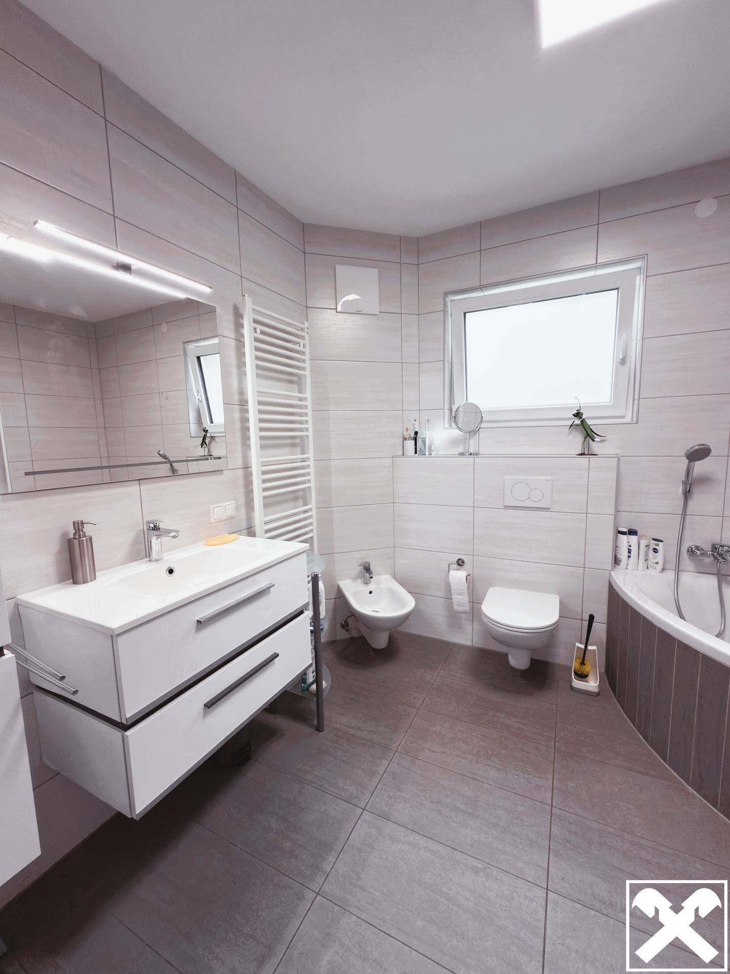 mit Fenster, Dusche, WC und Bidet