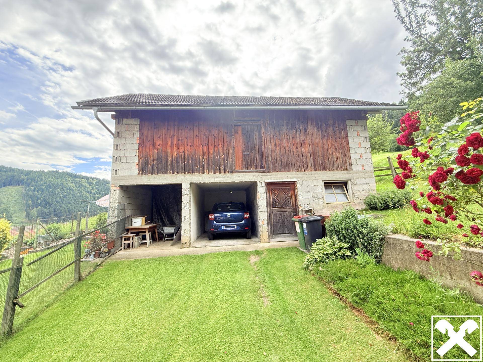 Nebengebäude mit Garage, Holzhütte und darüberliegender Tenne