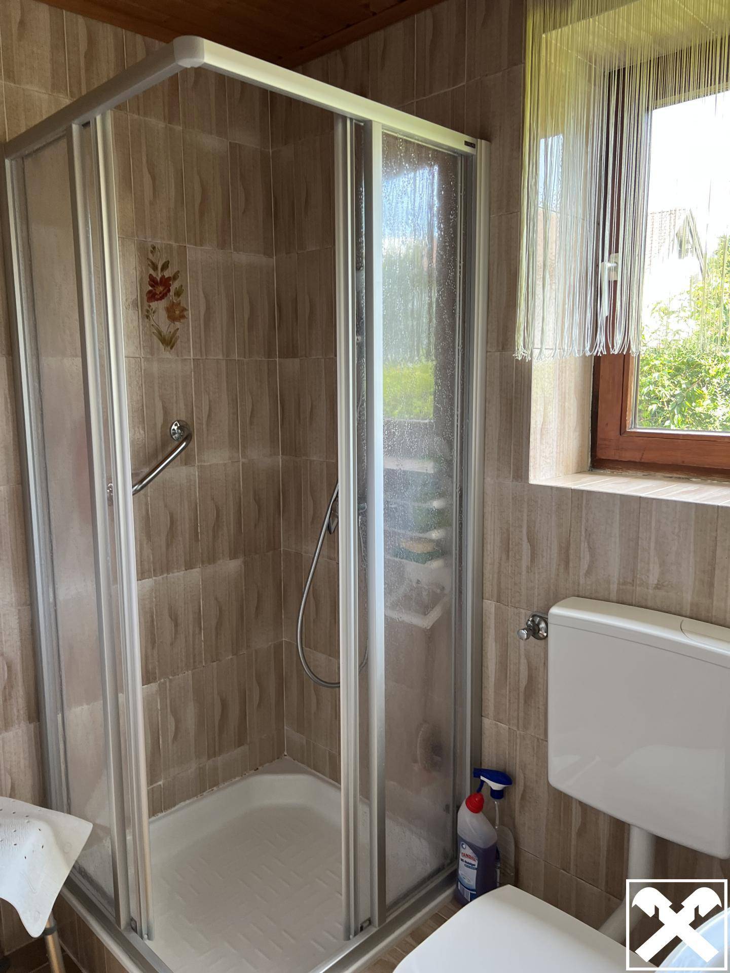 Bad mit Dusche und WC, EG