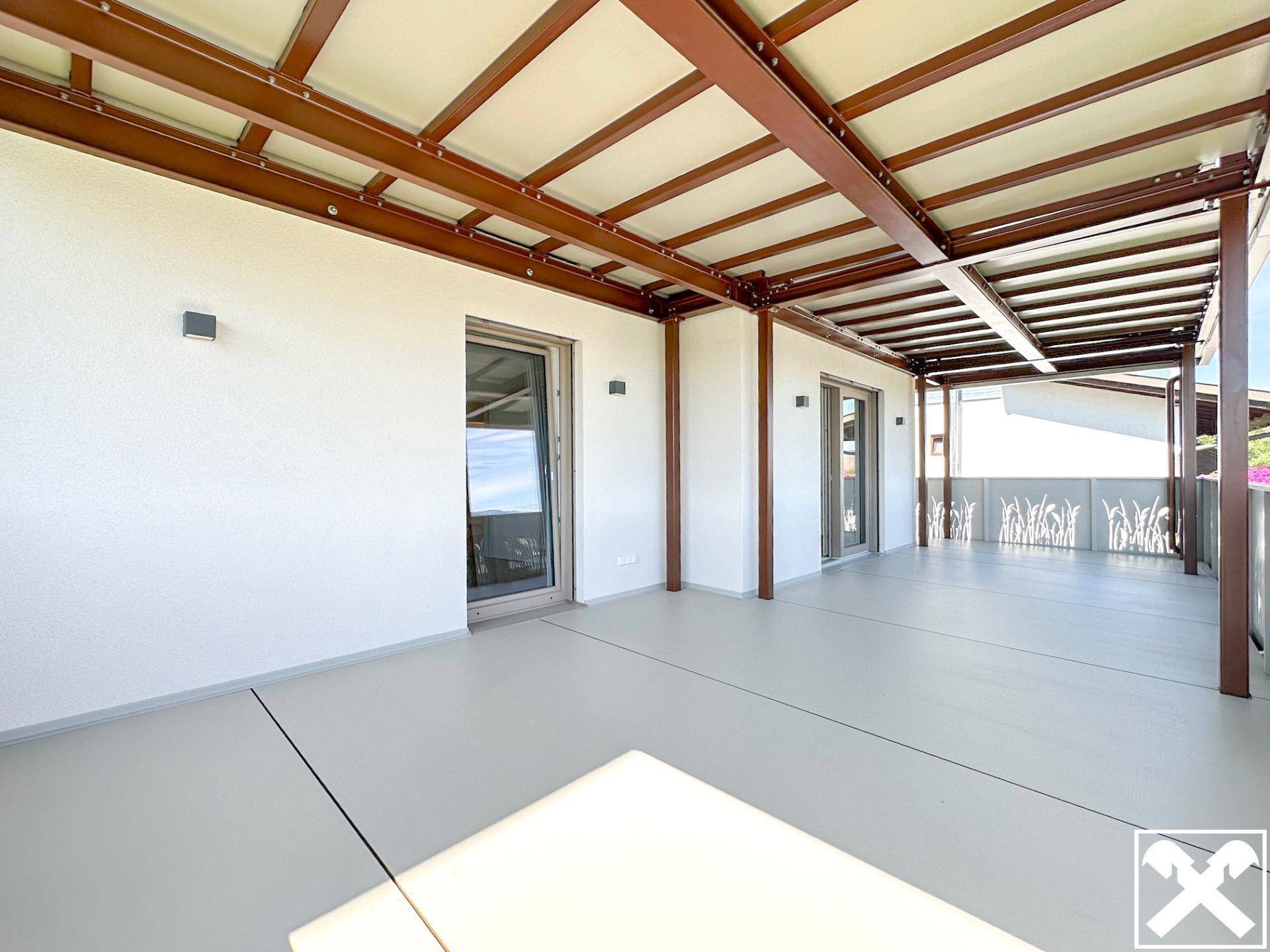 Überdachter Balkon