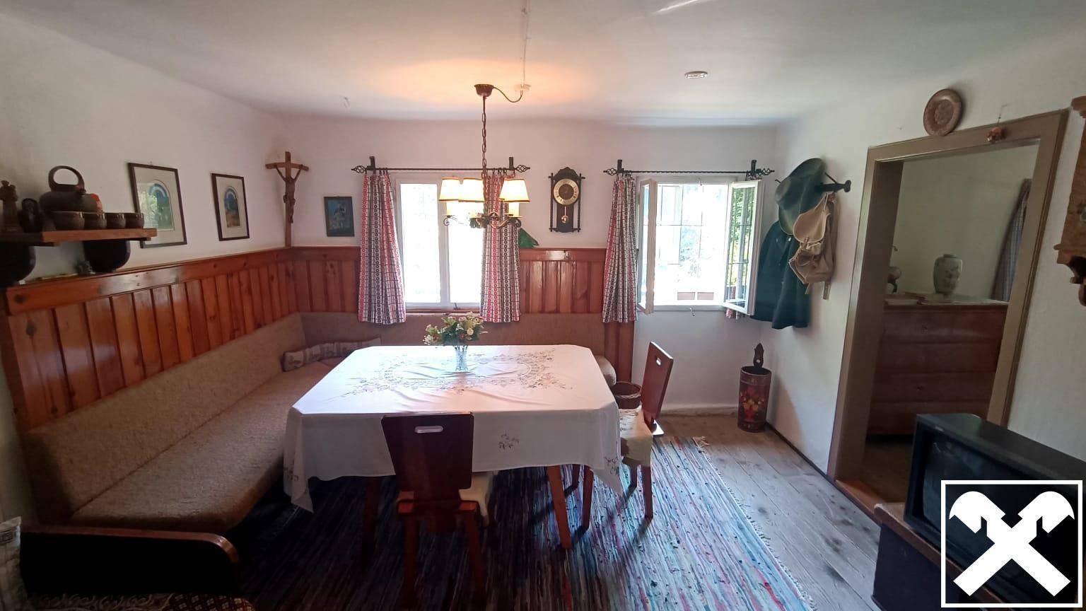 Stube mit traditioneller Eckbank
