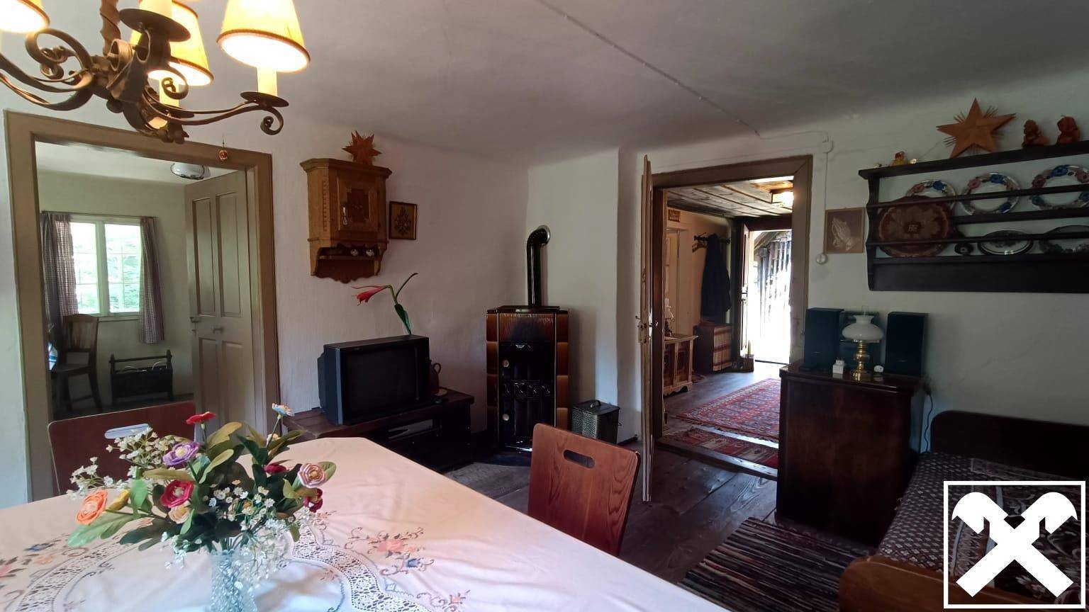 Stube mit kleinem Kachelofen u. originellem Diwan