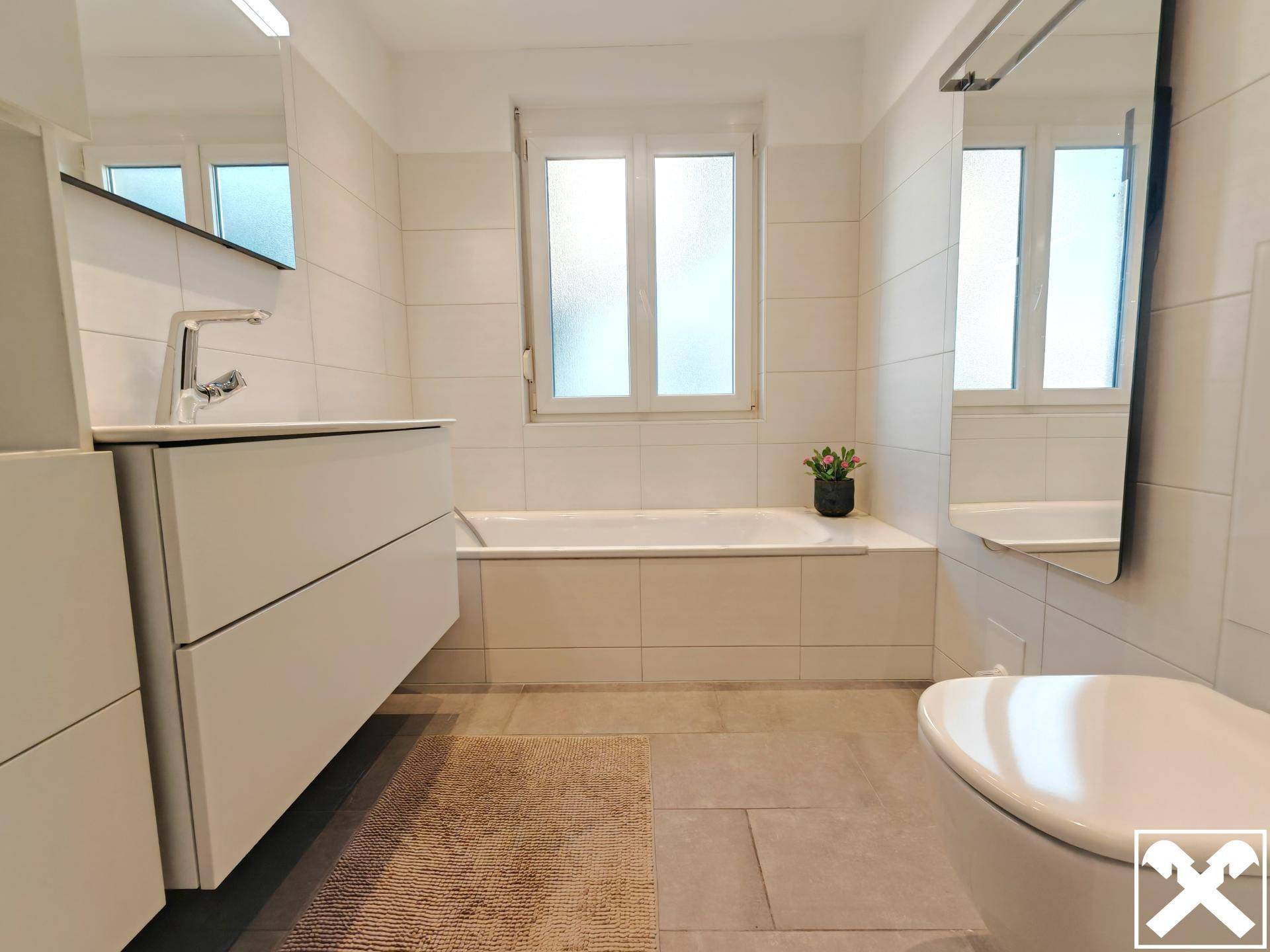 Bad mit Wanne und WC (OG)