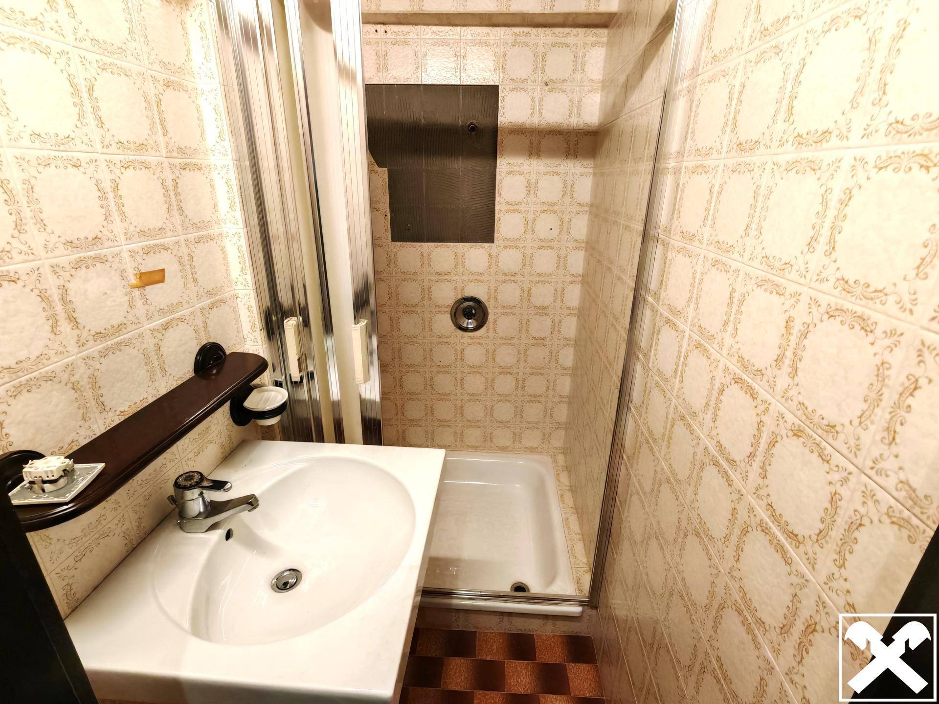 Bad mit Dusche (KG)