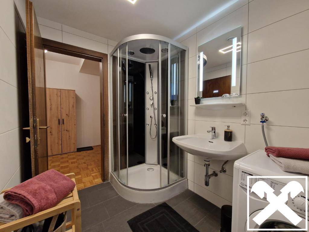 Bad mit Dusche u. Waschmaschine