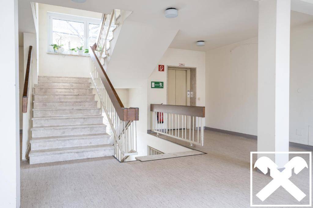 Vorhaus mit Lift u. Treppe