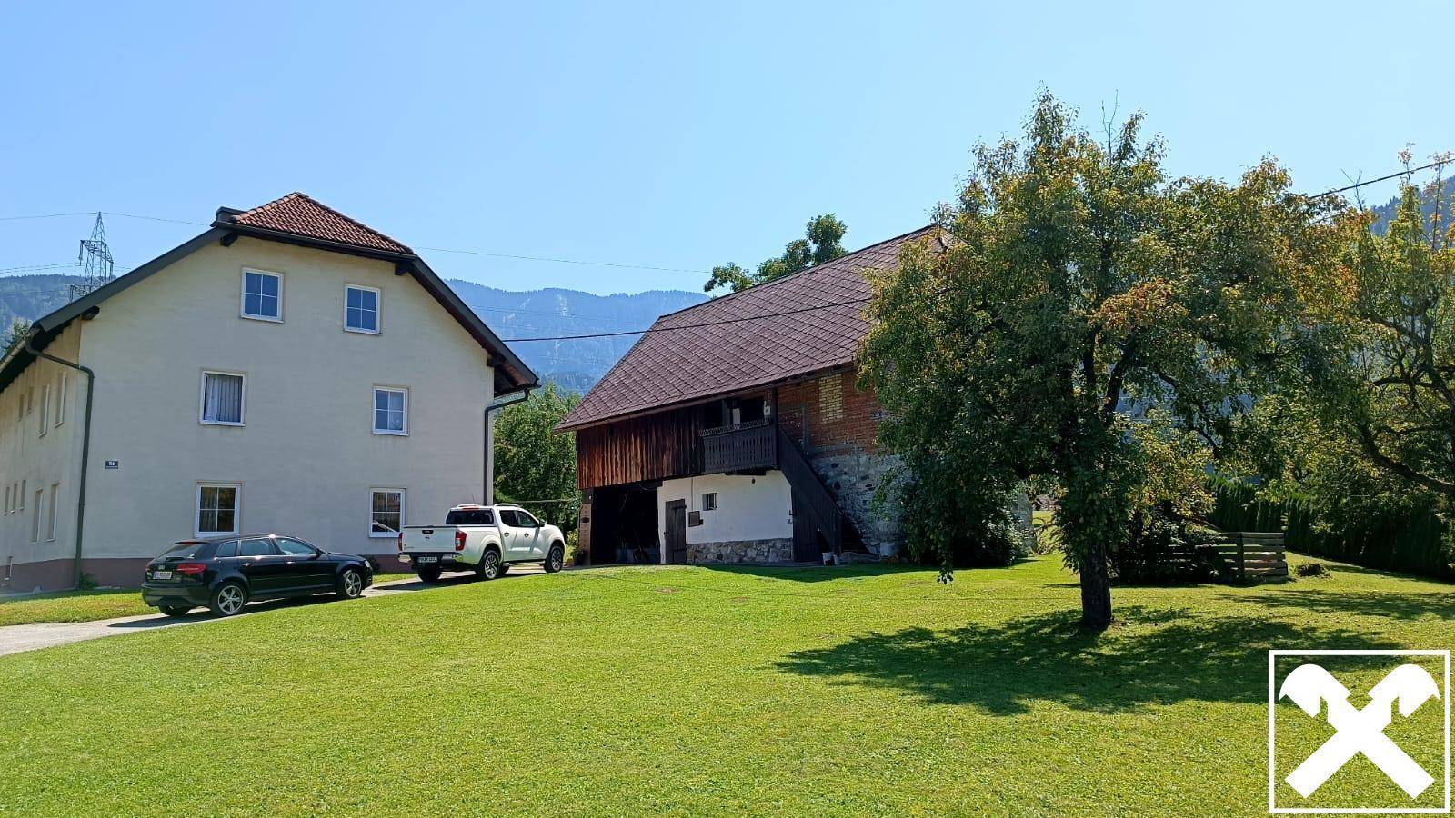 Weitläufiges Grundstück mit Wohnhaus, Scheune und Parkmöglichkeiten im Grünen.