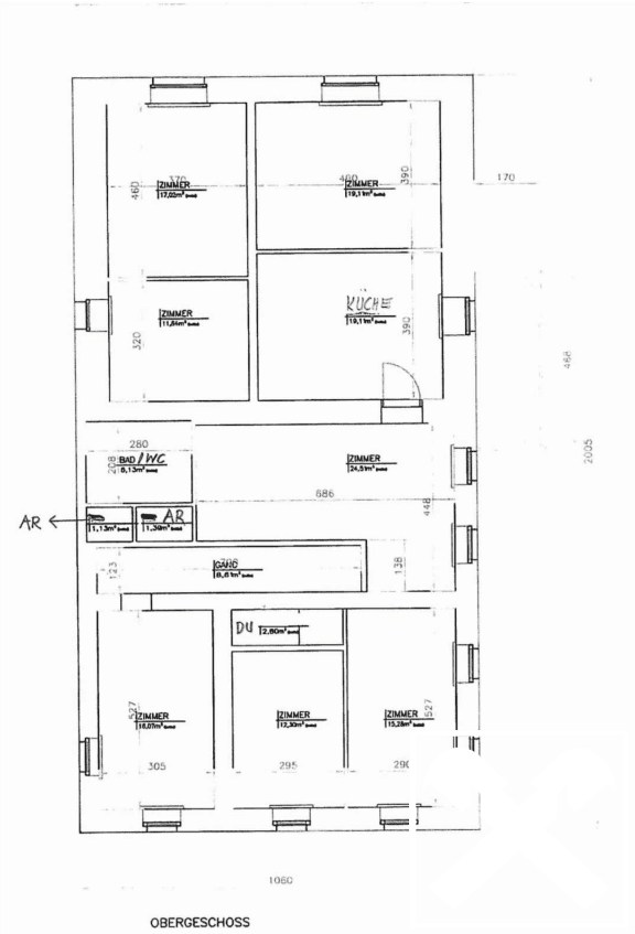 Grundriss des Obergeschosses mit mehreren Zimmern, einer Küche und einem Badezimmer mit WC-Bereich.