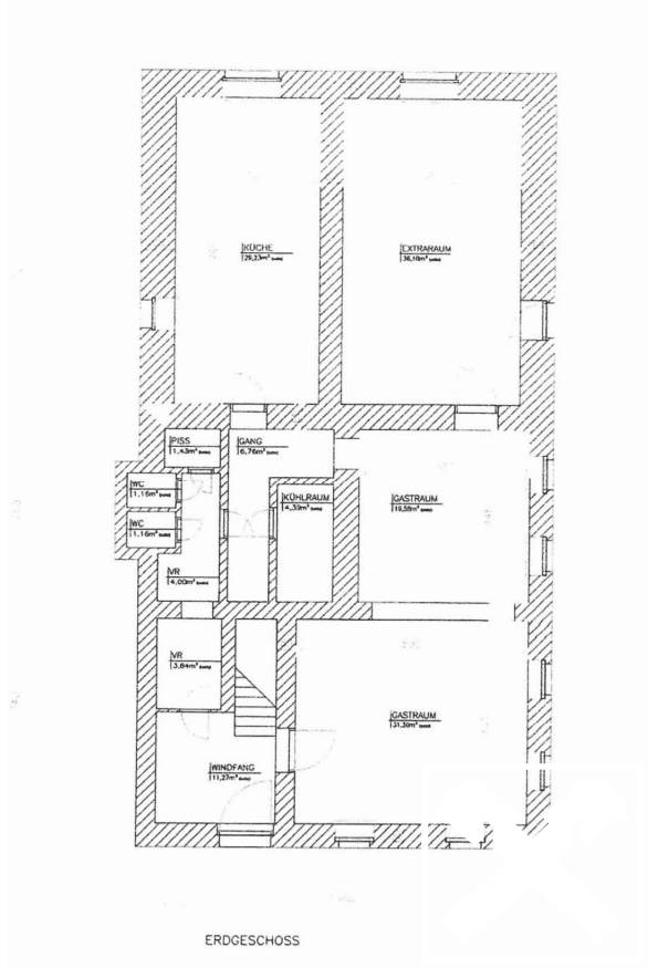 Detaillierter Grundriss des Erdgeschosses mit Küche, mehreren Gasträumen und einem geräumigen Eingangsbereich.