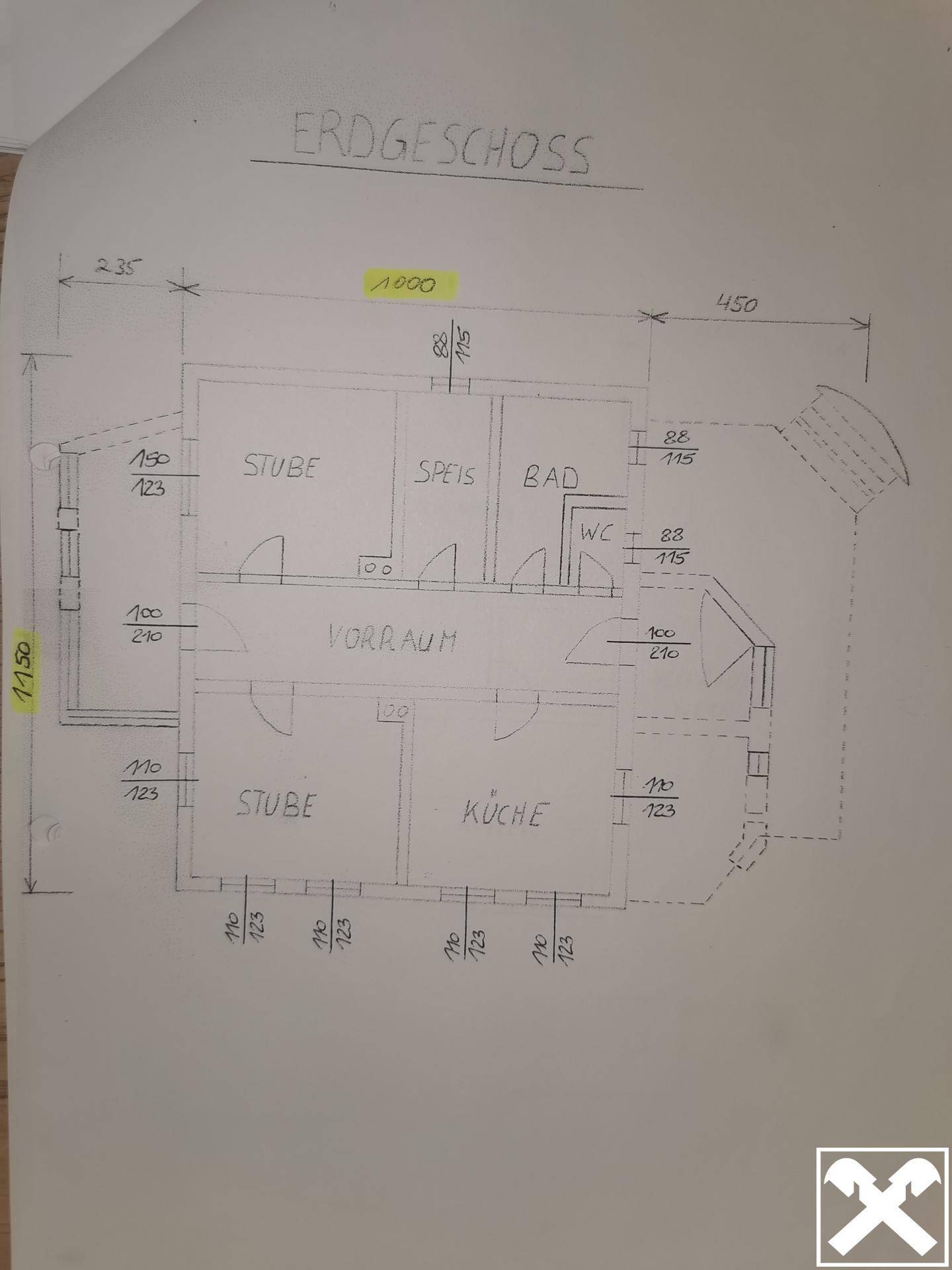 Grundriss des Erdgeschosses mit Stuben, Bad, WC, Küche und Vorraum.