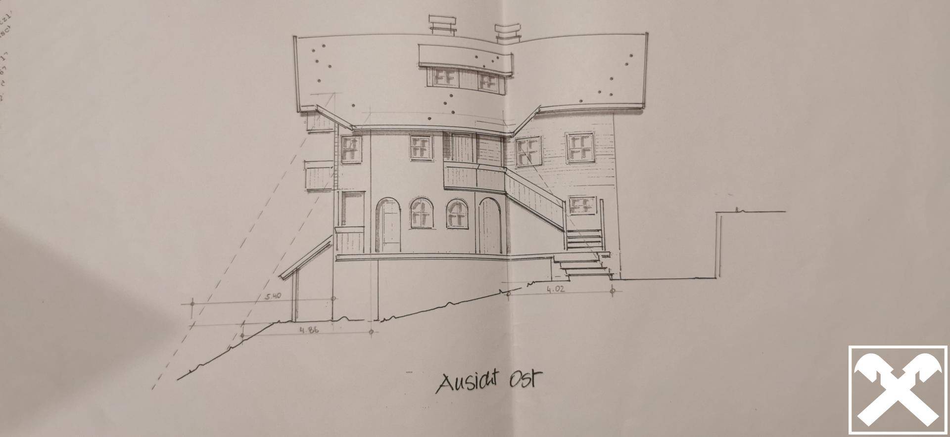 Architektonische Zeichnung der Ostfassade eines Hauses mit Außentreppe und Balkon.