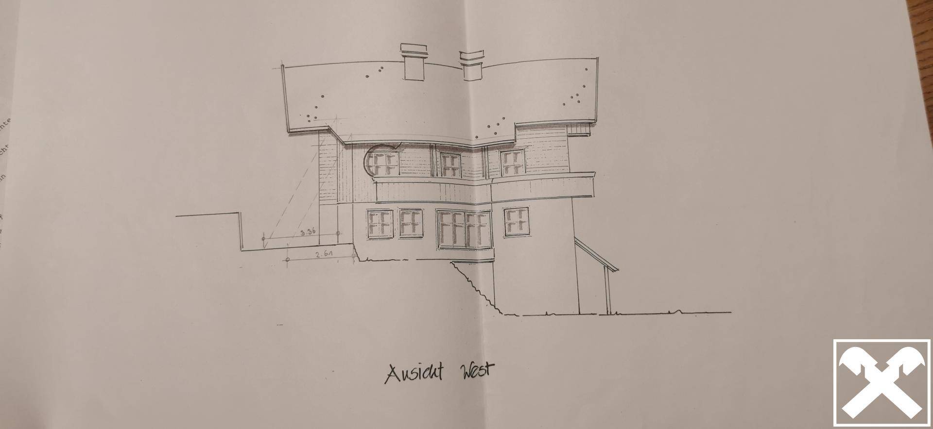 Architektonische Zeichnung der Westfassade eines Hauses mit Balkon und mehreren Fenstern.