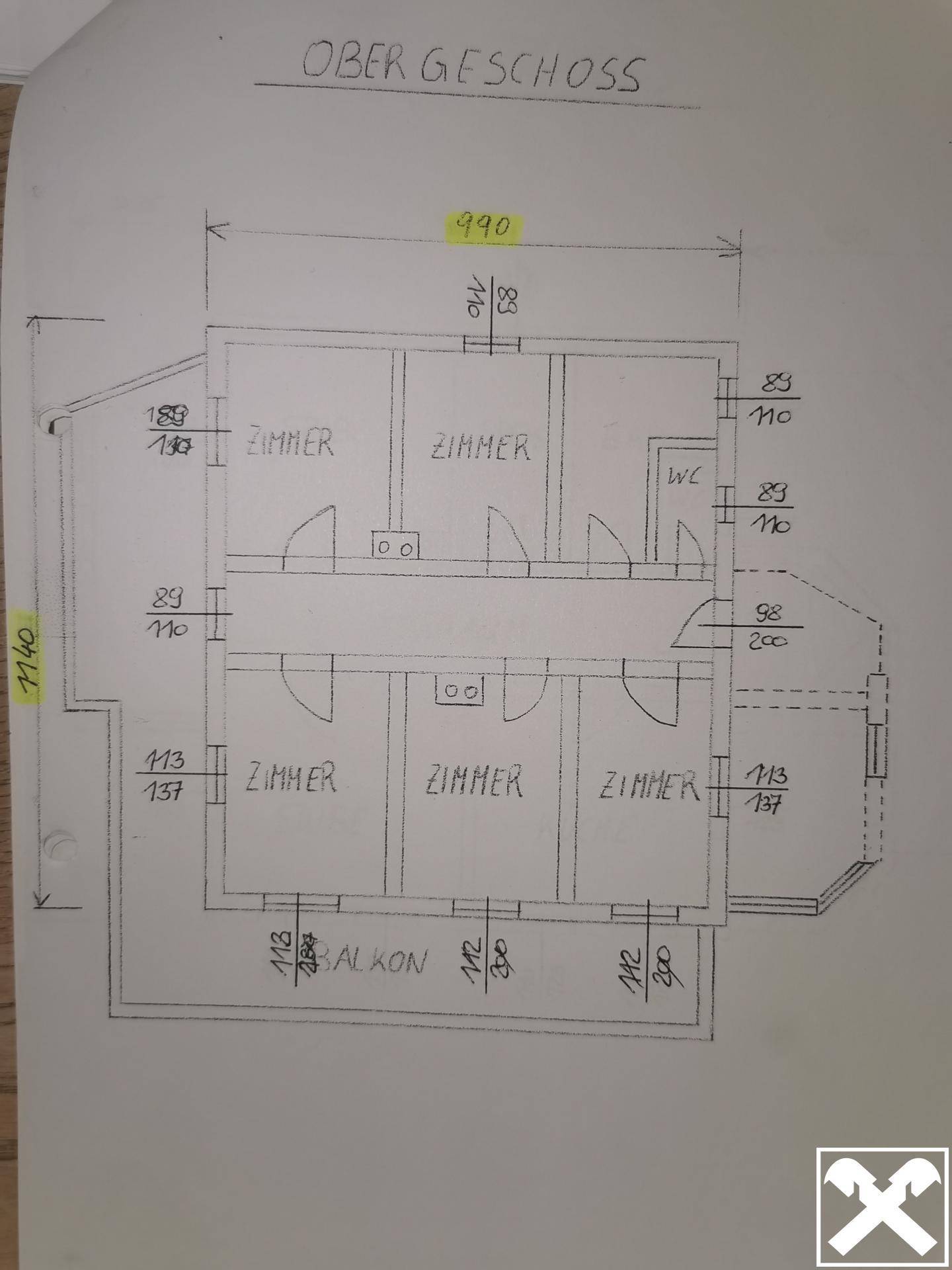Grundriss des Obergeschosses mit mehreren Zimmern, WC und einem Balkon.
