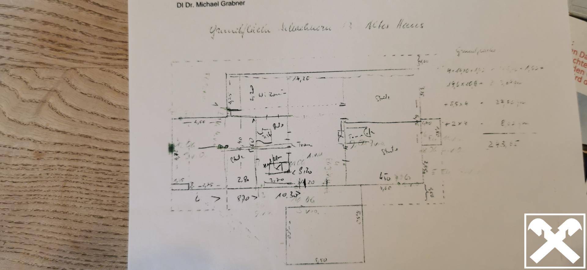 Handgezeichneter Grundriss eines alten Hauses mit verschiedenen Räumen und Notizen.