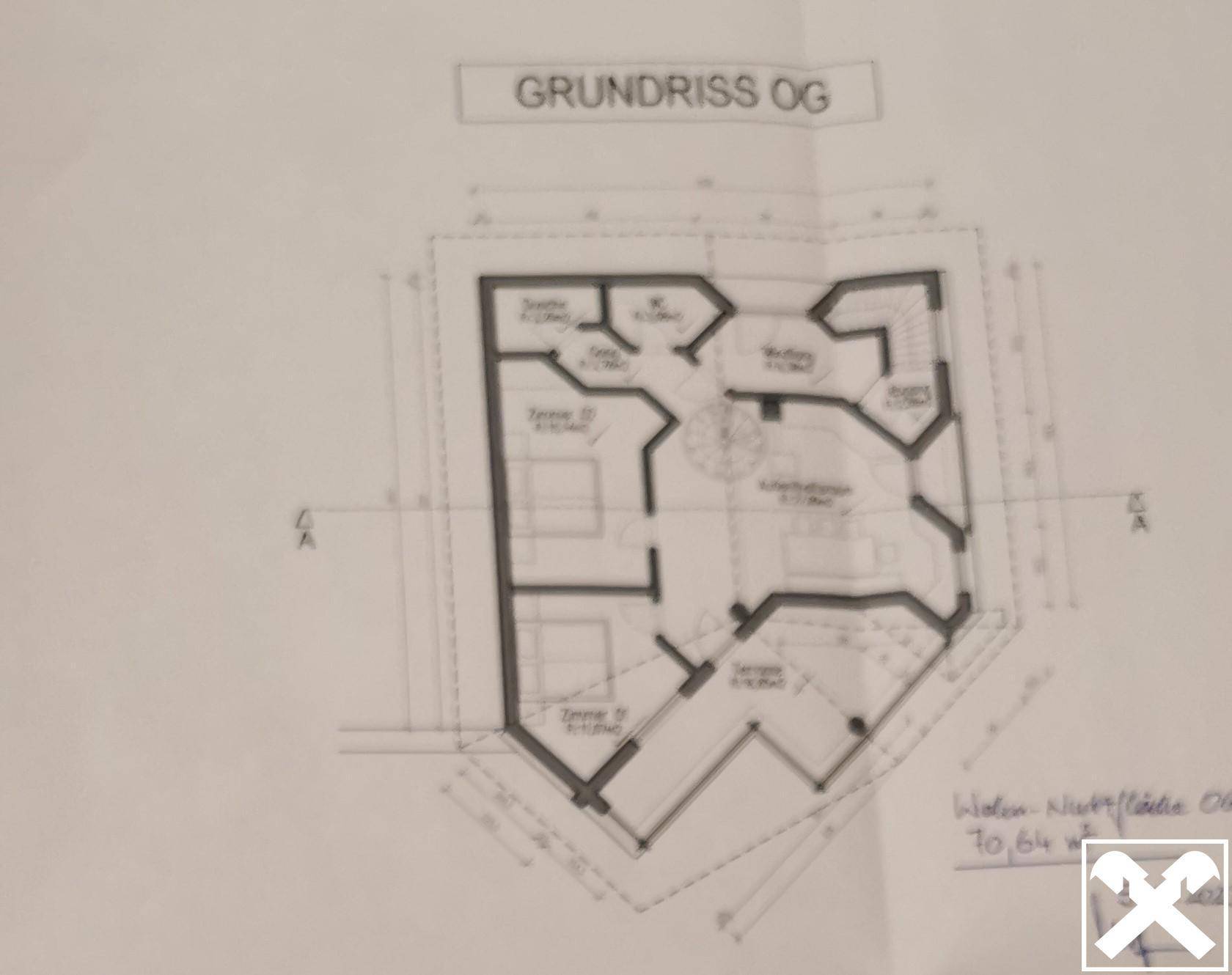 Detaillierter Grundriss des Obergeschosses mit mehreren Zimmern und Bädern.