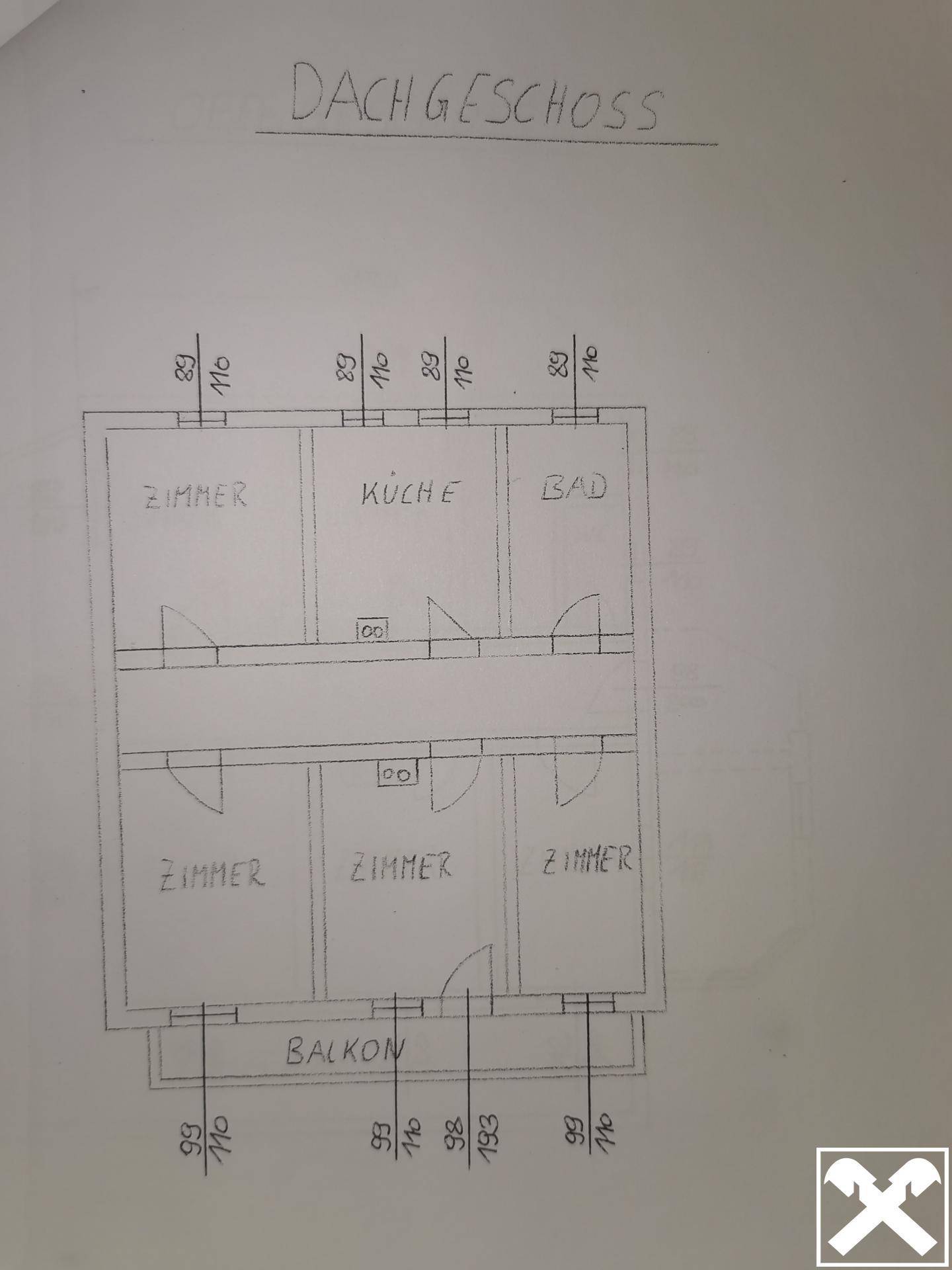 Grundriss des Dachgeschosses mit Zimmern, Küche, Bad und einem Balkon.