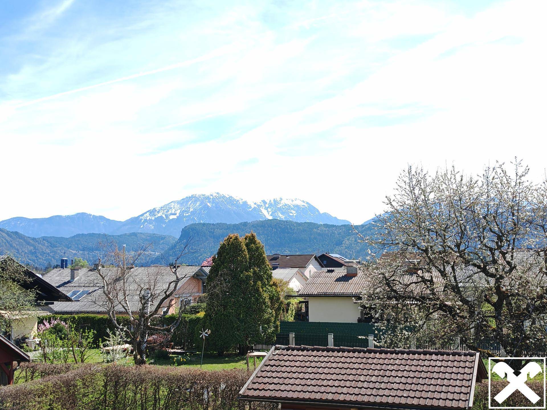 Malerischer Fernblick auf die schneebedeckten Berge und die umliegende Landschaft.
