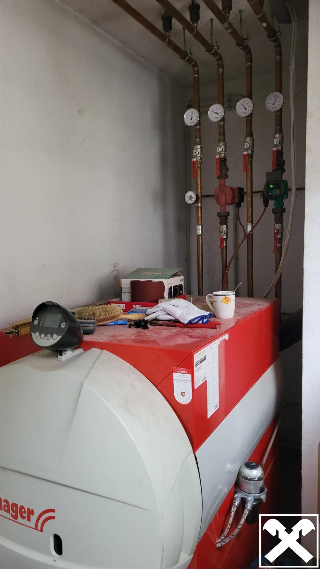 Heizungsraum mit zentraler Heizanlage und sichtbaren Rohrleitungen.