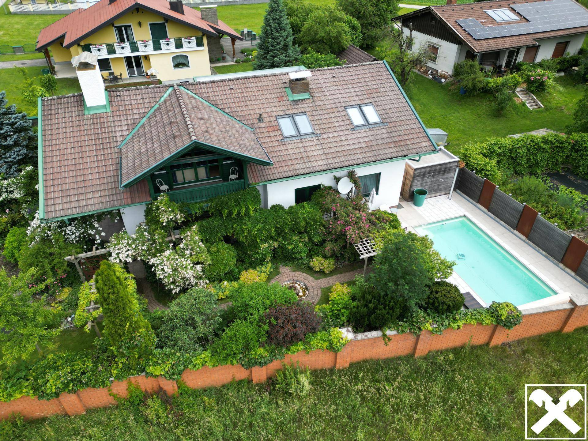 Vogelperspektive des Hauses mit einem privaten Swimmingpool im Garten und umliegender Landschaft.