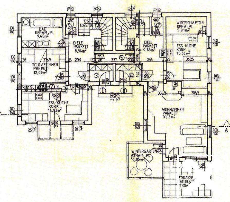 Grundriss des Erdgeschosses mit Wohnzimmer, Küche, Wintergarten und Terrasse.