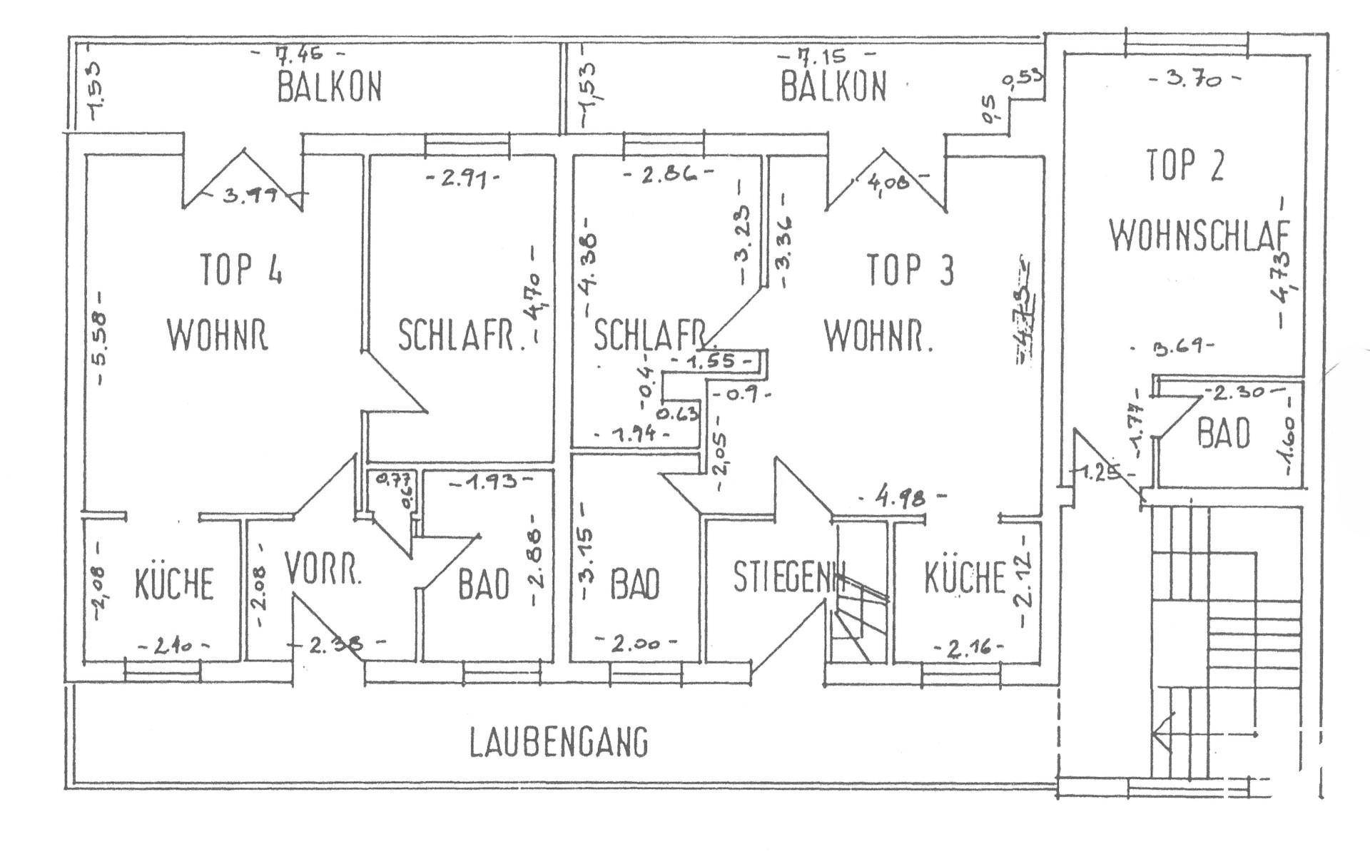 Grundrissplan des Obergeschosses mit mehreren Wohneinheiten und Balkonzugang.