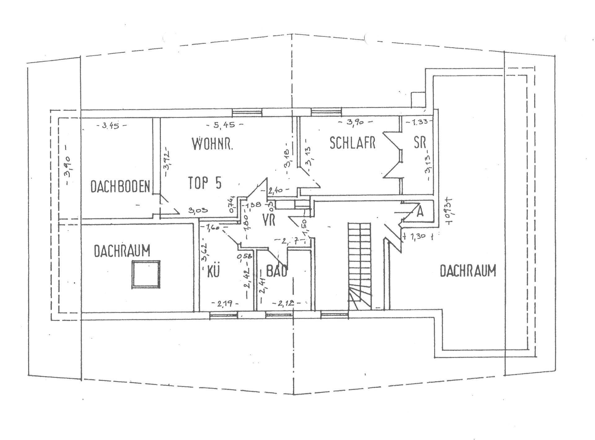 Grundrissplan des Dachgeschosses mit Wohnraum, Schlafzimmer und Dachschrägen.