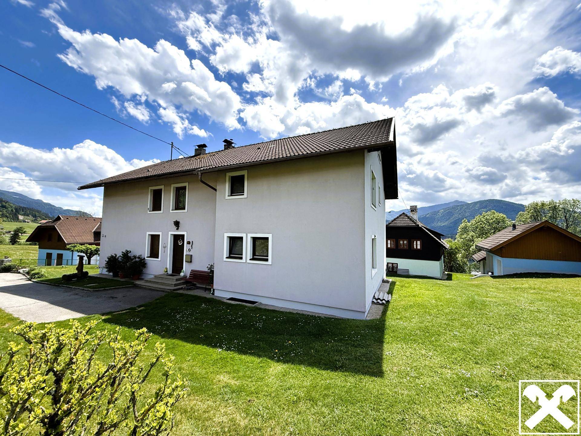 Vorderansicht des Wohnhauses mit Eingangsbereich und gepflegtem Garten in ländlicher Lage.