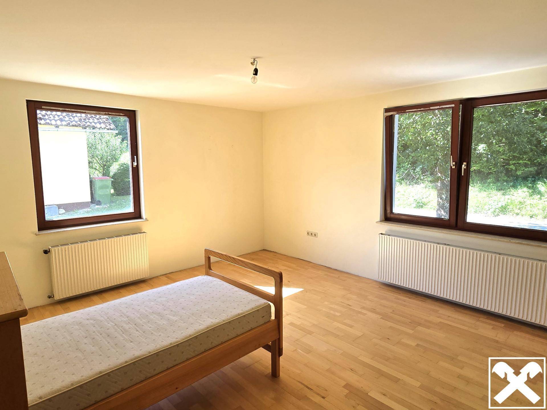 Wohnen, Natur &amp; Freiraum vereint! Zweifamilienhaus mit Nebengebäuden, Landwirtschafts‑ und Forstflächen - More