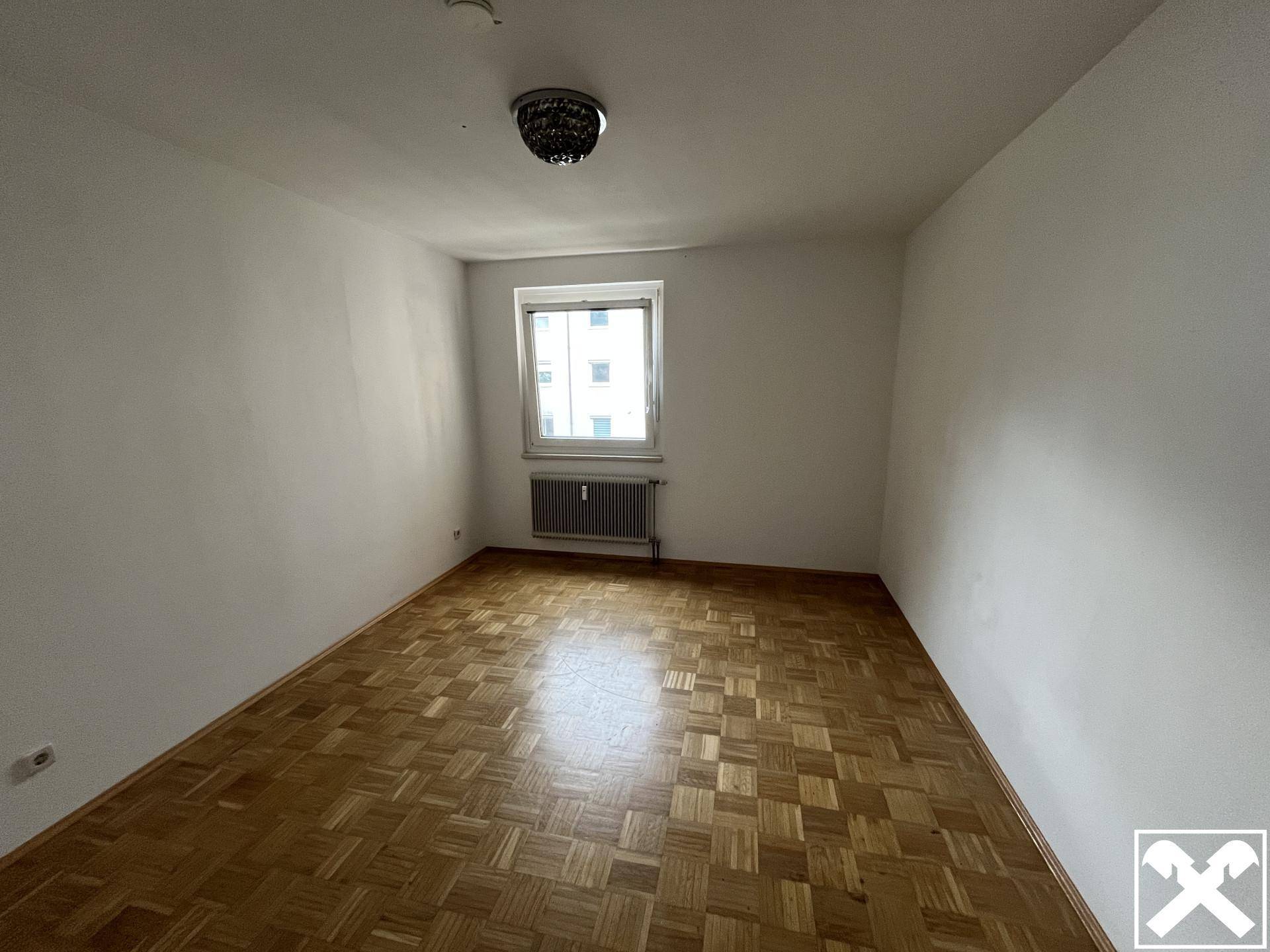 Gemütliches Zimmer mit klassischem Parkettboden und einem Fenster für Tageslicht, vielseitig nutzbar.