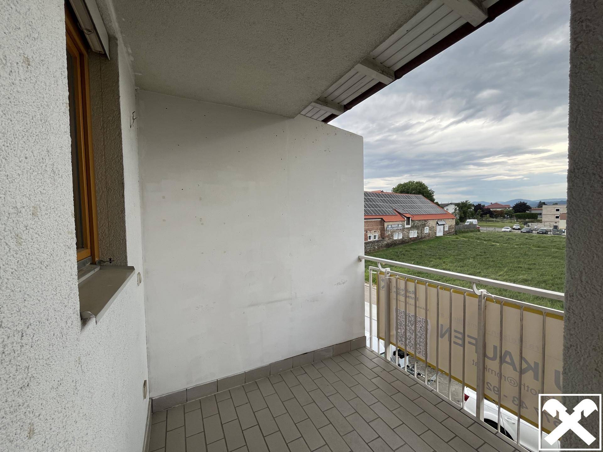 Balkon mit Fliesenboden und weitem Blick über die Landschaft.