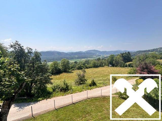 Weitläufiger Panoramablick über grüne Felder und die umliegende Berglandschaft.
