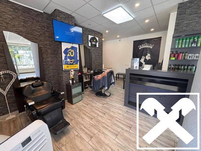Moderner Friseursalon mit Friseurstühlen, Spiegeln und Regalen für Haarpflegeprodukte.