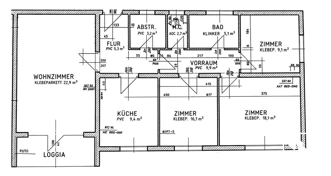 Grundriss einer Wohnung mit Wohnzimmer, Küche, drei Zimmern, Bad, WC und Loggia.