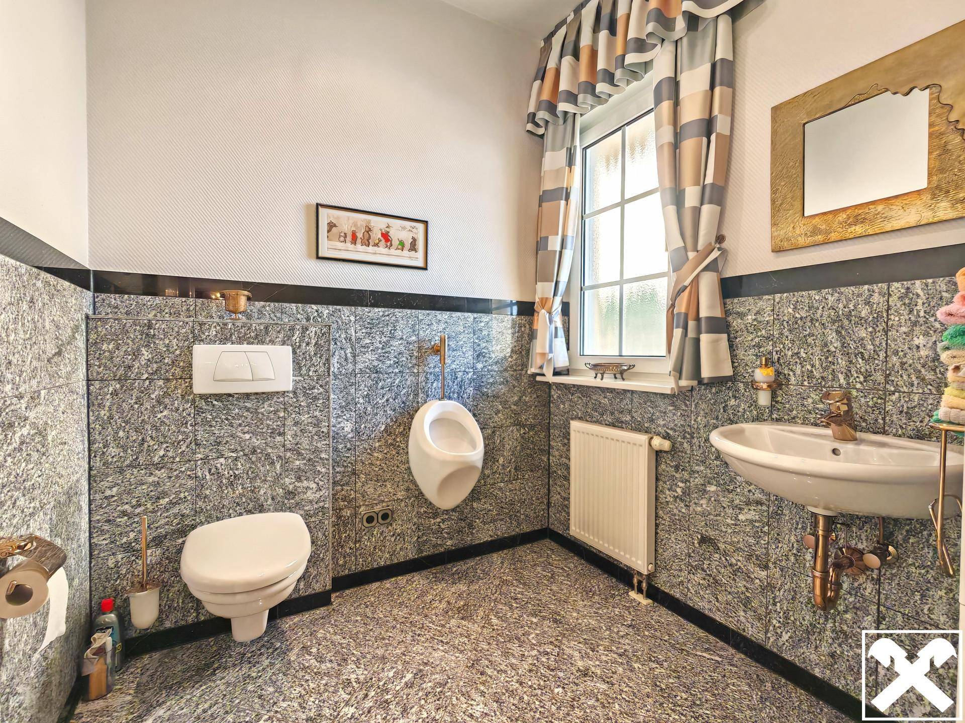 Gäste-WC mit Urinal, Wand-WC, Waschbecken und Fenster.