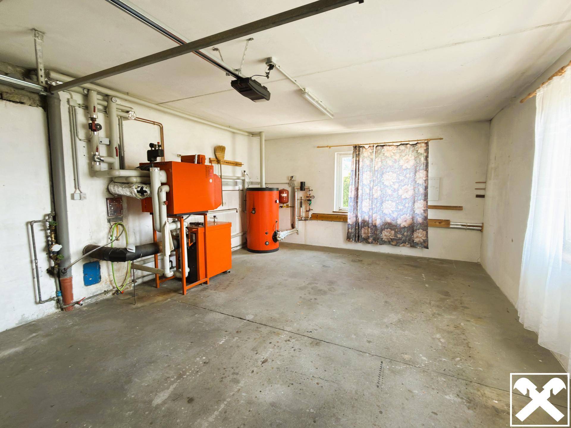 Geräumiger Heizungsraum mit Warmwasserspeicher und Heizungsanlage, auch als Abstellraum nutzbar.
