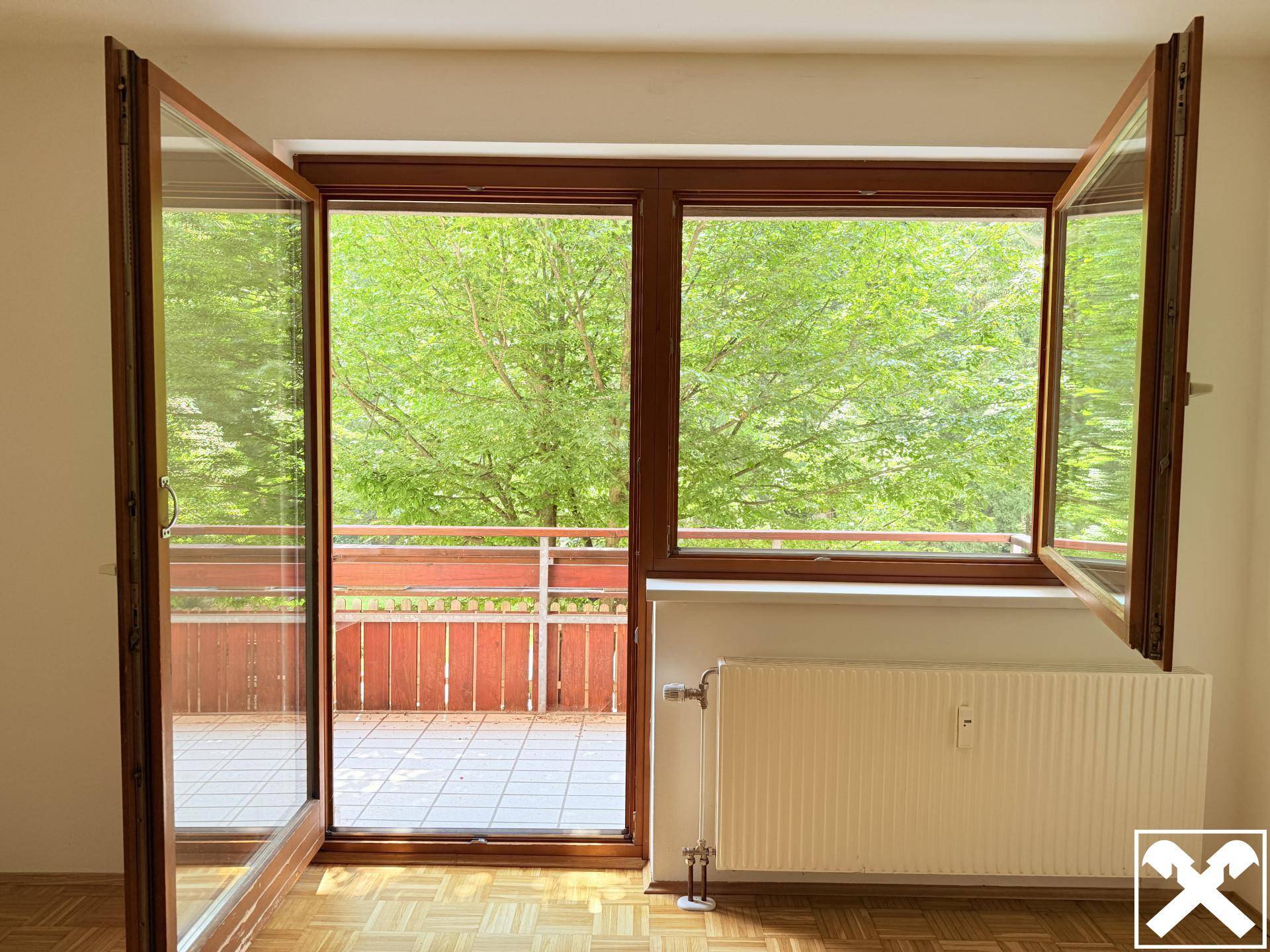 Große Fensterfront mit Balkonzugang bietet einen schönen Blick ins Grüne.