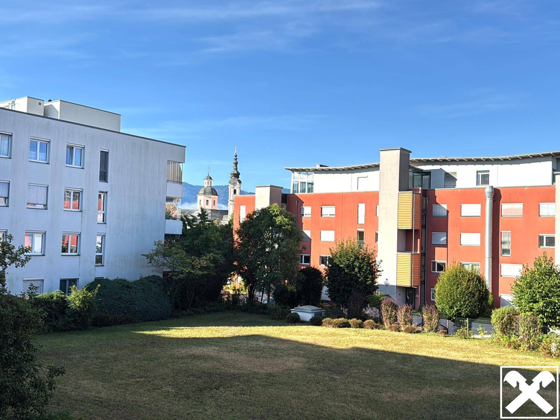 Weitblick über die Stadt mit Kirchturm und umliegenden Wohngebäuden.