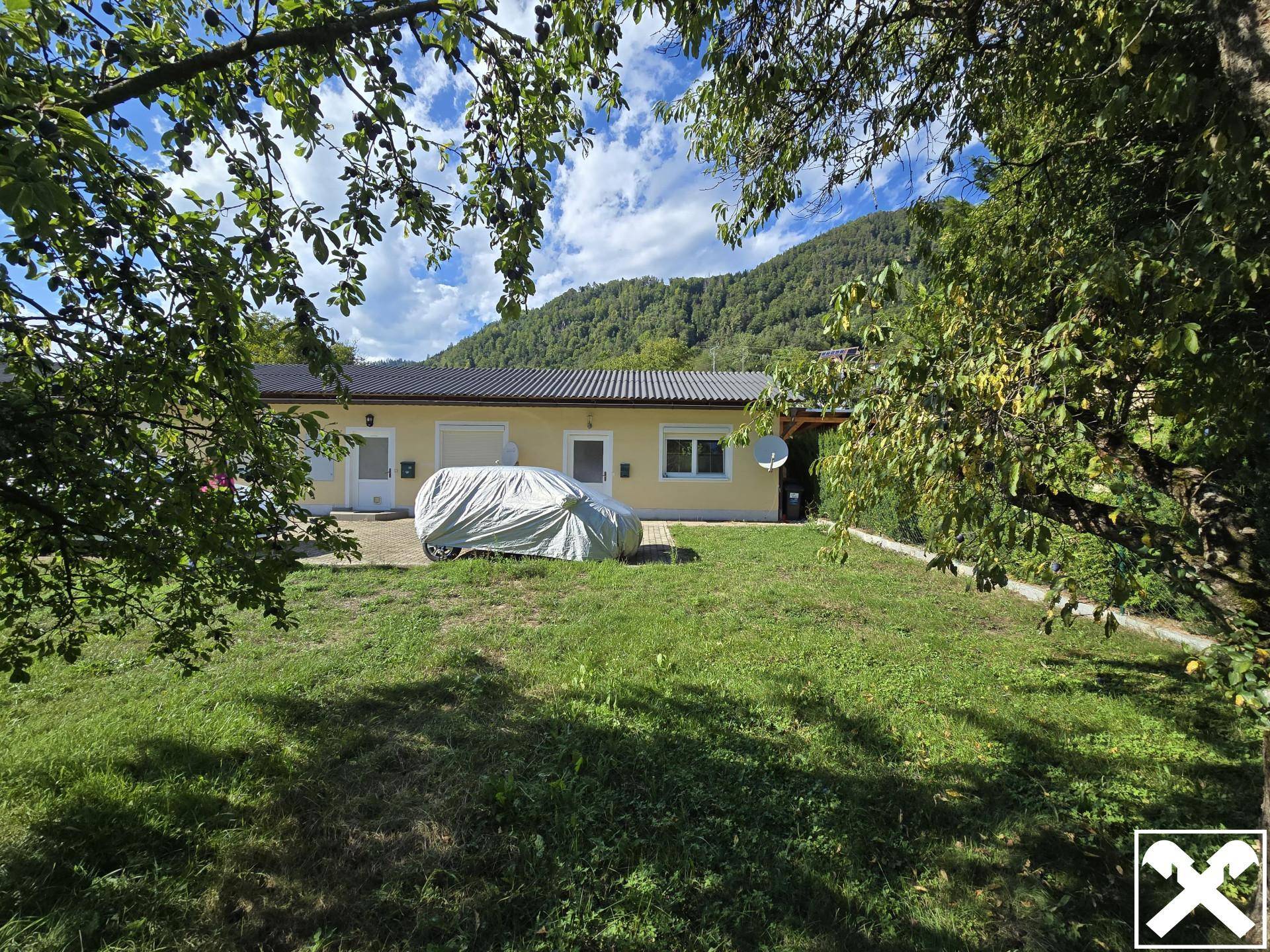 Zinshaus Südseite mit Garten