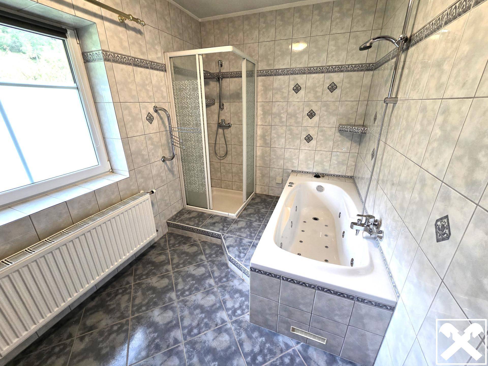 Bad mit Dusche und Wanne (EG)
