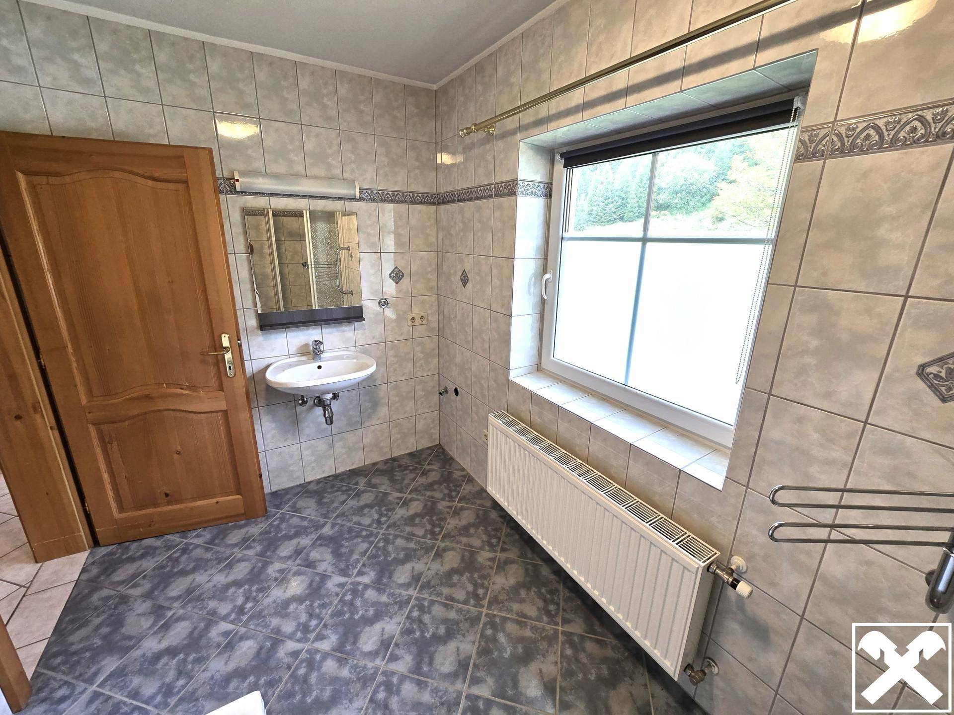 Bad mit Dusche und Wanne (EG)
